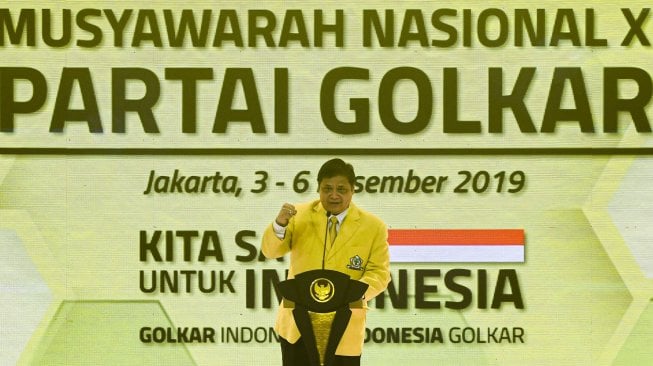 Ketua Umum Partai Golkar Airlangga Hartarto memberikan pidato politiknya pada pembukaan Musyawarah Nasional (Munas) Partai Golkar di Jakarta, Selasa (3/12). [ANTARA FOTO/Muhammad Adimaja]