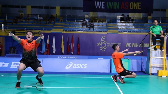 Pasangan ganda putra Wahyu Nayaka Arya Pangkaryanira/Ade Yusuf Santoso menjadi penentu kemenangan Tim Indonesia usai menang atas wakil Malaysia, Ong Yew Sin/Teo Ee Yi, di final beregu putra SEA Games 2019, Rabu (4/12). [Humas PBSI]