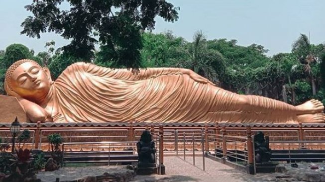 5 Potret Megah Patung Buddha Tidur di Mojokerto, Terbesar di Indonesia