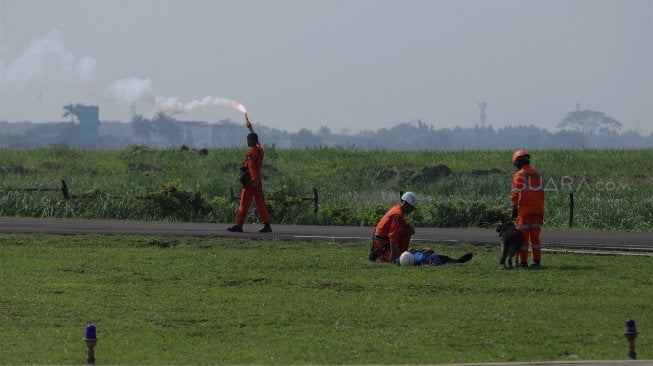 Anggota Polisi Air dan Udara (Polairud) bersama tim SAR menunjukkan simulasi penyelamatan korban bencana saat upacara perayaan Hari Ulang Tahun (HUT) ke-69 Polisi Air dan Udara (Polairud) di Mako Polairud, Pondok Cabe, Tangerang, Rabu (4/12). [Suara.com/Angga Budhiyanto]