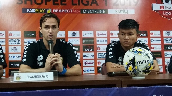 Pelatih Bhayangkara FC, Paul Munster (kiri) dalam jumpa pers usai pertandingan Liga 1 2019 melawan Persija Jakarta di Stadion PTIK, Jakarta, Rabu (4/12/2019) malam. [Suara.com / Adie Prasetyo Nugraha]