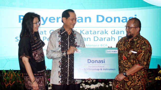 Presiden Direktur BCA Jahja Setiaatmadja (tengah) bersama Executive Vice President Corporate Social Responsibilty (CSR) BCA Inge Setiawati menyerahkan secara simbolis donasi 1 buah mikroskop dan instrumen katarak kepada Ketua SPBK Perdami Pengurus Pusat Umar Mardianto (kedua kiri), donasi 1 buah mikroskop kepada Ketua Perdami Cabang DKI Jakarta Elvioza (kanan), dukungan pembelian donasi 1 mesin phacoemulsifikasi kepada Perwakilan Perdami Cabang Riau Isfiyanto (kiri) serta donasi 6 set Blood Scale & Mixer kepada Pengurus PMI Provinsi DKI Jakarta Rudi Hatibie (kedua kanan) dan Wakil Kepala UTD PMI DKI Jakarta Ni Ken Ritchie (ketiga kanan) di Jakarta, Selasa (3/12).[Suara.com/Oke Atmaja]