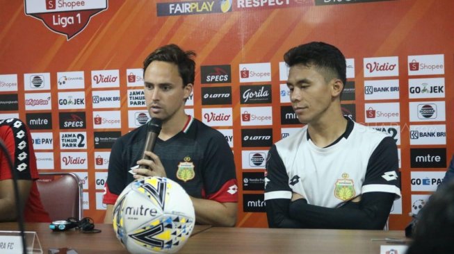 Pelatih Bhayangkara FC, Paul Munster (kiri) dan pemain Alsan Sanda (kanan) dalam jumpa pers jelang pertandingan Liga 1 2019 melawan Persija Jakarta. [Suara.com / Adie Praetyo Nugraha]
