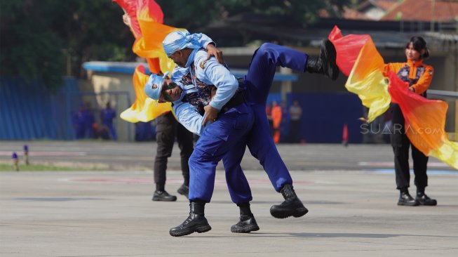 Anggota Polisi Air dan Udara (Polairud) menampilkan aksi bela diri saat upacara perayaan Hari Ulang Tahun (HUT) ke-69 Polisi Air dan Udara (Polairud) di Mako Polairud, Pondok Cabe, Tangerang, Rabu (4/12). [Suara.com/Angga Budhiyanto]