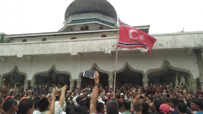 Milad ke-43 Gerakan Aceh Merdeka, Massa Kibarkan Bendera Bulan Bintang