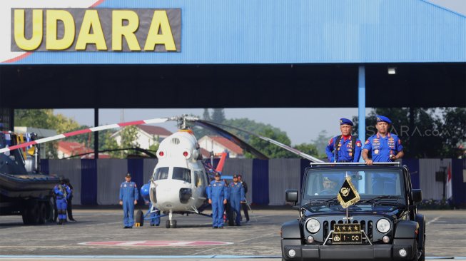 Kapolri Jenderal Idham Aziz (kanan) menaiki mobil jip memimpin upacara saat perayaan Hari Ulang Tahun (HUT) ke-69 Polisi Air dan Udara (Polairud) di Mako Polairud, Pondok Cabe, Tangerang, Rabu (4/12). [Suara.com/Angga Budhiyanto]