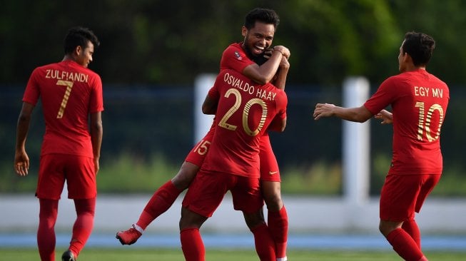 Pemain Timnas U-22 Indonesia Saddil Ramdani (kedua kiri) melakukan selebrasi bersama rekan setimnya seusai mencetak gol ke gawang Timnas Laos dalam pertandingan Grup B SEA Games 2019 di Stadion City of Imus Grandstand, Filipina, Kamis (5/12). [ANTARA FOTO/Sigid Kurniawan]