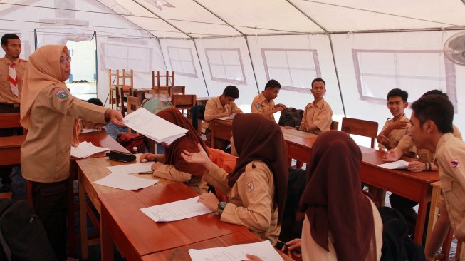 Murid Sekolah Khusus Terpaksa Ikuti UAS di Tenda Darurat