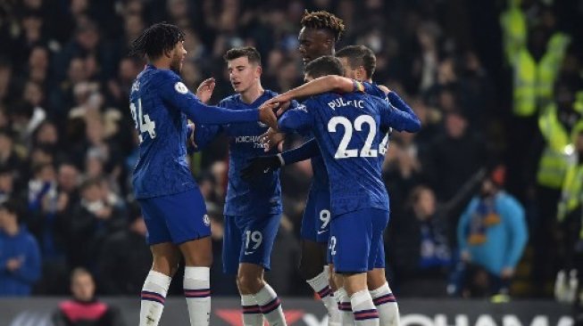 Para pemain Chelsea merayakan gol Tammy Abraham (kedua kanan) ke gawang Aston Villa dalam laga Liga Inggris di Stamford Bridge. Glyn KIRK / AFP