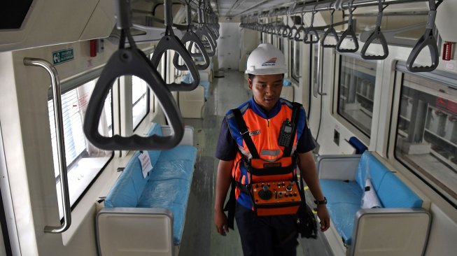 Petugas melintasi ruangan dalam gerbong kereta 'light rail train' atau lintas rel terpadu (LRT) di Stasiun Harjamukti, Cimanggis, Kota Depok, Jawa Barat, Rabu (4/12). [ANTARA FOTO/Aditya Pradana Putra]