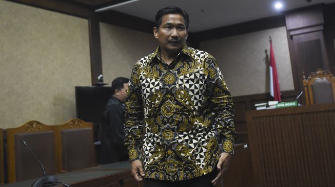 Terdakwa kasus suap distribusi pupuk Bowo Sidik Pangarso berjalan meninggalkan ruangan sidang usai menjalani sidang putusan di Pengadilan Tipikor, Jakarta, Rabu (4/12). [ANTARA FOTO/Nova Wahyudi]