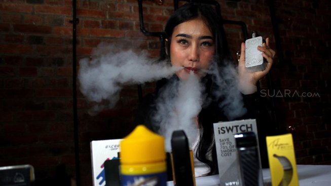 Model menghisap rokok elektrik disela acara Resolusi 2020 'I Choose to be Healthier' Rabu (4/12). [Suara.com/Oke Atmaja]