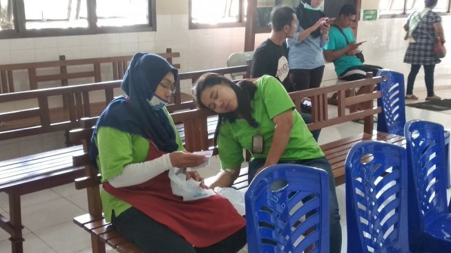 Sejumlah Karyawan PT Mataram Tunggal Garment (MTG) berkumpul di RS Panti Nugroho, Kecamatan Ngaglik, Kabupaten Sleman, karena keracunan yang diduga disebabkan lauk ikan tongkol, Kamis (5/12/2019). - (SUARA/Baktora)
