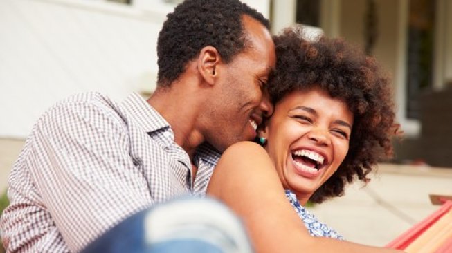 Ilustrasi tertawa bersama pasangan. (Shutterstock)