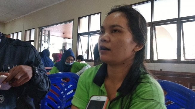 Eva Dermita (34), salah satu karyawan PT Mataram Tunggal Garment (MTG) yang keracunan diduga karena ikan tongkol, memberi keterangan pada wartawan di RS Panti Nugroho, Kecamatan Ngaglik, Kabupaten Sleman, Kamis (5/12/2019). - (SUARA/Baktora)