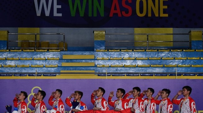 Timnas bulu tangkis putra Indonesia menyanyikan lagu Indonesia Raya seusai penyerahan medali emas nomor beregu putra SEA Games 2019 di Kompleks Olahraga Muntinlupa, Manila, Filipina, Rabu (4/12). [ANTARA FOTO/Sigid Kurniawan]