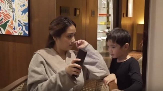 Nagita Slavina dan Rafathar usai di prank Baim Wong