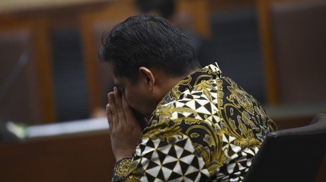 Terdakwa kasus suap distribusi pupuk Bowo Sidik Pangarso menjalani sidang putusan di Pengadilan Tipikor, Jakarta, Rabu (4/12).[ANTARA FOTO/Nova Wahyudi]