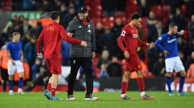 Senyum semringah Jurgen Klopp usai membawa Liverpool menang 5-2 atas Everton. (PAUL ELLIS / AFP)