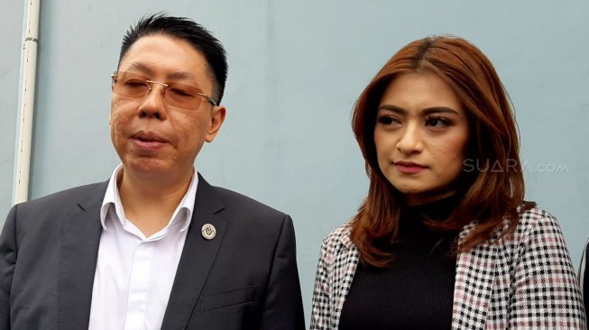 Nathalie Holscher bersama pegnacaranya, Henry Indraguna. [Yuliani/Suara.com]