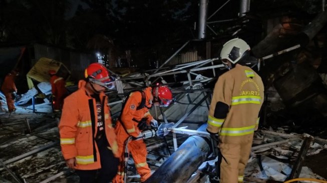 Timpa Pegawai Bengkel, Puing Reklame Roboh di Cakung Diangkut 5 Mobil Truk