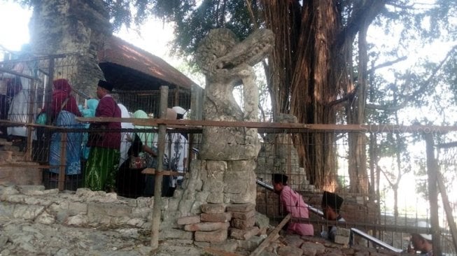 Sepasang arca naga giri yang ada di tanggal menuju makam sunan giri kabupaten Gresik, Kamis (5/12/2019)