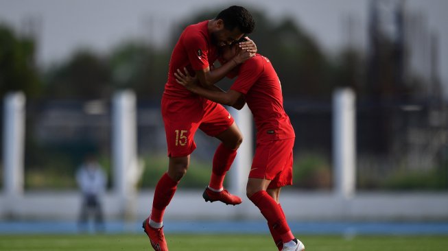 Pemain Timnas U-22 Indonesia Saddil Ramdani (kiri) melakukan selebrasi bersama Evan Dimas seusai mencetak gol ke gawang Timnas Laos dalam pertandingan Grup B SEA Games 2019 di Stadion City of Imus Grandstand, Filipina, Kamis (5/12). [ANTARA FOTO/Sigid Kurniawan]