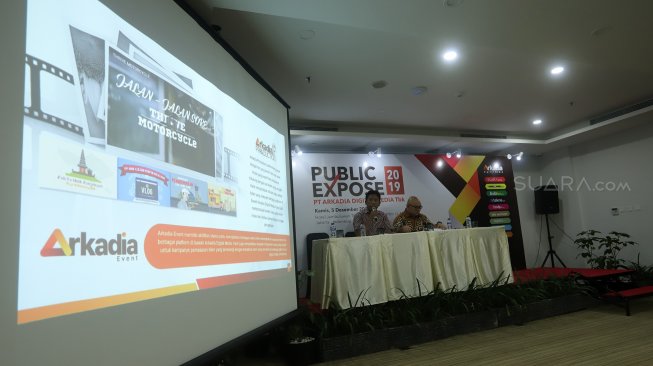 Pemimpin Redaksi portal-portal media PT Arkadia Digital Media Tbk, Suwarjono (kiri) didampingi CEO PT Arkadia Digital Media Tbk, William Martaputra (kanan) memberi paparan saat agenda Public Expose 2019 di Hotel Jambuluwuk, Jakarta, Kamis (5/12). [Suara.com/Angga Budhiyanto]