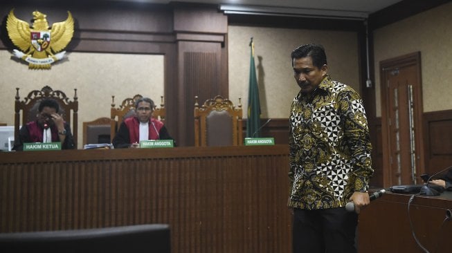 Terdakwa kasus suap distribusi pupuk Bowo Sidik Pangarso menjalani sidang putusan di Pengadilan Tipikor, Jakarta, Rabu (4/12).[ANTARA FOTO/Nova Wahyudi]