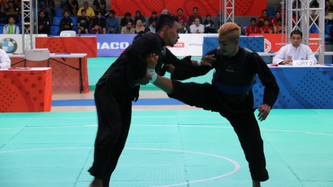 Pesilat Indonesia, Hanifan Yudani Kusumah saat mengalahkan wakil Thailand, Adilan Chemaeng dengan skor 3-2 di kelas D (60-65 kg) SEA Games 2019, Rabu (4/12/2019). [Dok. Istimewa]