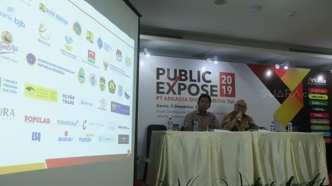 CEO PT Arkadia Digital Media Tbk, William Martaputra (kanan) didampingi Pemimpin Redaksi portal-portal media PT Arkadia Digital Media Tbk, Suwarjono (kiri) memberi paparan saat agenda Public Expose 2019 di Hotel Jambuluwuk, Jakarta, Kamis (5/12). [Suara.com/Angga Budhiyanto]