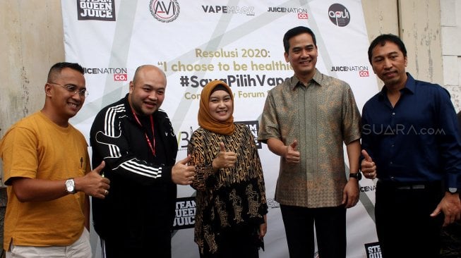 Perwakilan Asosiasi Vapers Indonesia Dimaz Jeremiah bersama dengan Ketua Asosiasi Person Vaporizer Indonesia Aryo Andrianto, Dokter Yayasan Pemerhati Kesehatan Publik Amalya, Anggota DPR RI Adisatrya Suryo Sulisto dan DIRUT Vapemagz Bernaldi Djemat (kiri ke kanan) berbincang disela acara Resolusi 2020 'I Choose to be Healthier' Rabu (4/12). [Suara.com/Oke Atmaja]