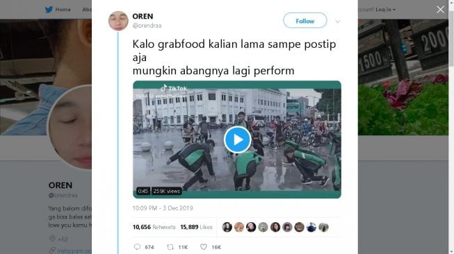 Pria berjaket ojol menari di Titik Nol Kilometer Jogja - (Twitter/@orendraa)