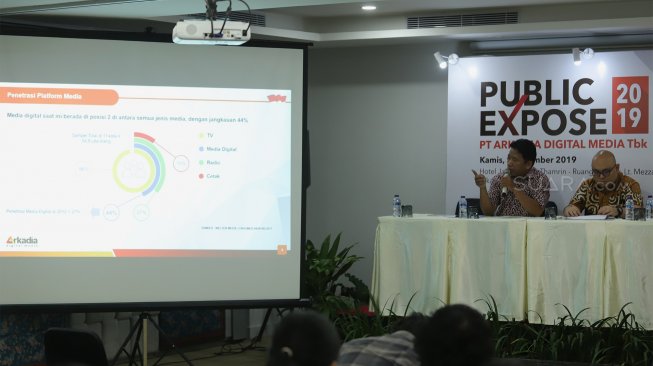 Pemimpin Redaksi portal-portal media PT Arkadia Digital Media Tbk, Suwarjono (kiri) didampingi CEO PT Arkadia Digital Media Tbk, William Martaputra (kanan) memberi paparan saat agenda Public Expose 2019 di Hotel Jambuluwuk, Jakarta, Kamis (5/12). [Suara.com/Angga Budhiyanto]