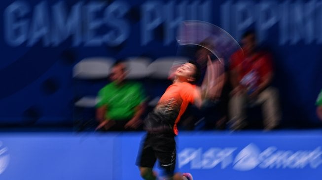 Tunggal putra Indonesia Anthony Sinisuka Ginting memukul kok ke arah tunggal putra Malaysia Soong Joo Ven dalam final bulu tangkis beregu putra SEA Games 2019 di Kompleks Olahraga Muntinlupa, Manila, Filipina, Rabu (4/12). [ANTARA FOTO/Sigid Kurniawan]