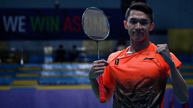 Tunggal putra Indonesia Jonatan Christie melakukan selebrasi seusai mengalahkan tunggal putra Malaysia Lee Zii Jia dalam final bulu tangkis beregu putra SEA Games 2019 di Kompleks Olahraga Muntinlupa, Manila, Filipina, Rabu (4/12). [ANTARA FOTO/Sigid Kurniawan]