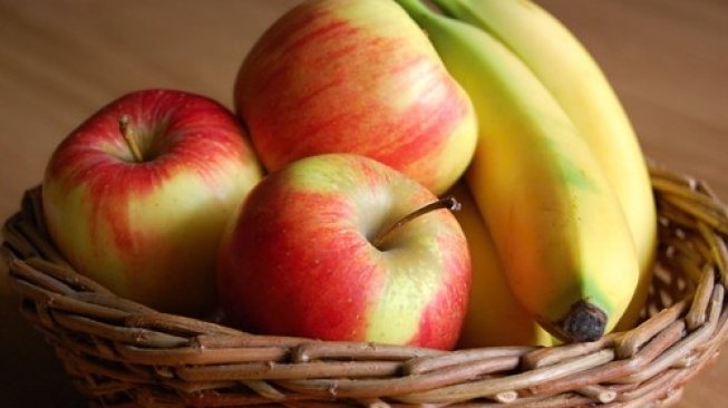 Ilustrasi apel dan pisang. (Shutterstock)