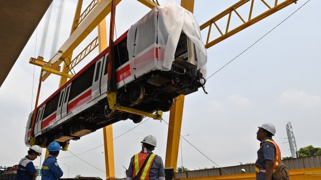 
Sejumlah petugas mengawasi proses pengangkatan gerbong kereta 'light rail train' atau lintas rel terpadu (LRT) ke atas rel di Stasiun Harjamukti, Cimanggis, Kota Depok, Jawa Barat, Rabu (4/12). [ANTARA FOTO/Aditya Pradana Putra]