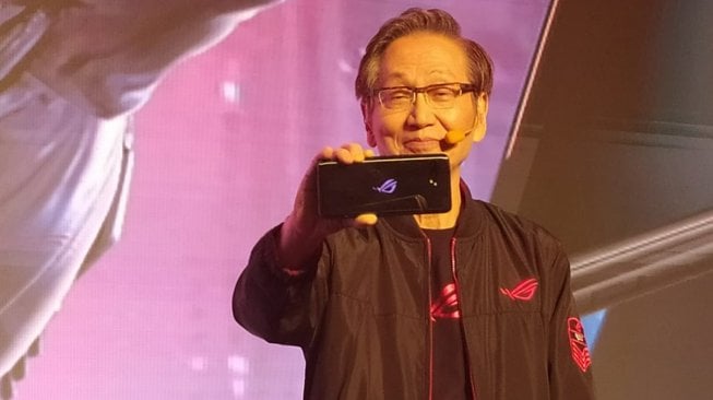 Chairman Asus Jonney Shih memperkenalkan Asus ROG Phone II di Jakarta, Kamis (5/2/2019). [Suara.com/Tivan Rahmat]