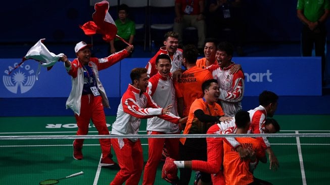 Tim bulu tangkis putra Indonesia meluapkan kegembiraan saat menjuarai final beregu putra SEA Games 2019 di Kompleks Olahraga Muntinlupa, Manila, Filipina, Rabu (4/12). [ANTARA FOTO/Sigid Kurniawan]