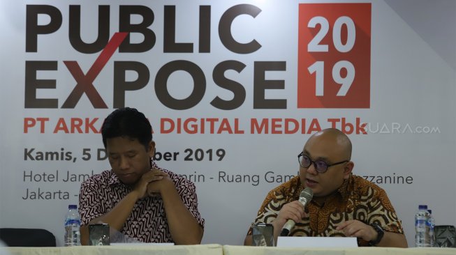 CEO PT Arkadia Digital Media Tbk, William Martaputra (kanan) didampingi Pemimpin Redaksi portal-portal media PT Arkadia Digital Media Tbk, Suwarjono (kiri) memberi paparan saat agenda Public Expose 2019 di Hotel Jambuluwuk, Jakarta, Kamis (5/12). [Suara.com/Angga Budhiyanto]