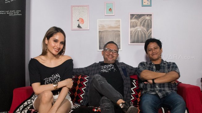 (kiri ke kanan) Cinta Laura, Indra Brasco, dan Ade Prihatin saat promo film Jeritan Malam di kantor Suara.com, Jakarta Selatan, Kamis (5/12/2019) [Suara.com/Alfian Winanto]