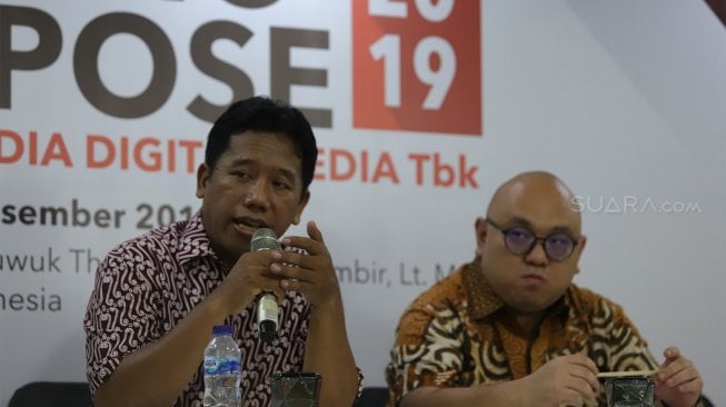 Pemimpin Redaksi portal-portal media PT Arkadia Digital Media Tbk, Suwarjono (kiri) didampingi CEO PT Arkadia Digital Media Tbk, William Martaputra (kanan) memberi paparan saat agenda Public Expose 2019 di Hotel Jambuluwuk, Jakarta, Kamis (5/12). [Suara.com/Angga Budhiyanto]