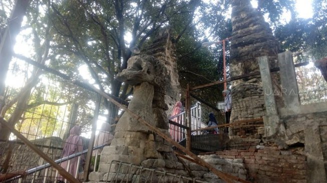 Sepasang arca naga giri yang ada di tanggal menuju makam sunan giri kabupaten Gresik, Kamis (5/12/2019)