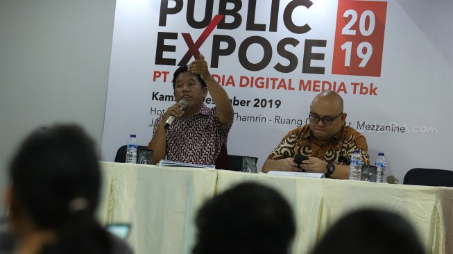 Pemimpin Redaksi portal-portal media PT Arkadia Digital Media Tbk, Suwarjono (kiri) didampingi CEO PT Arkadia Digital Media Tbk, William Martaputra (kanan) memberi paparan saat agenda Public Expose 2019 di Hotel Jambuluwuk, Jakarta, Kamis (5/12). [Suara.com/Angga Budhiyanto]