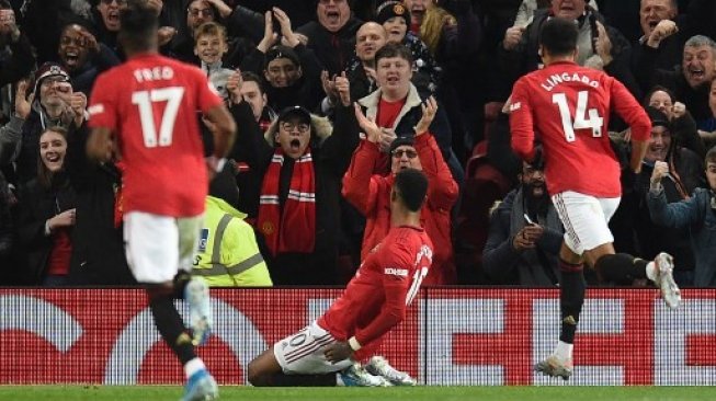 Striker Manchester United merayakan gol Marcus Rashford (tengah) ke gawang Tottenham Hotspur dalam laga lanjutan Liga Inggris di Old Trafford. Oli SCARFF / AFP