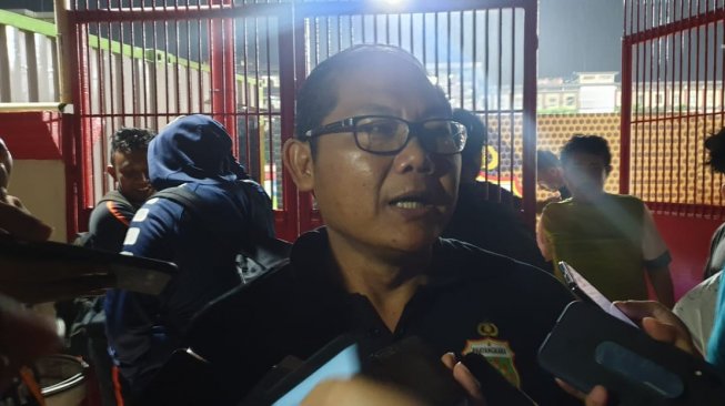 Manajer Bhayangkara FC Sumardji terlihat hadir saat pertandingan melawan Persija di Stadion PTIK, Jakarta disaat tugasnya mendampingi timnas Indonesia U-22 yang sedang berlaga di SEA Games 2019 yang berlangsung di Filipina. (suara.com/Adie Prasetyo Nugraha).