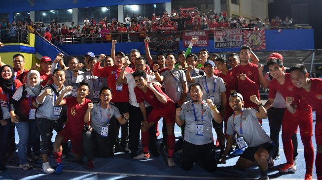 Ketua Umum PSSI Mochamad Iriawan (keenam kiri) berfoto bersama para pemain dan ofisial Timnas U-22 Indonesia usai mengalahkan Timnas Laos dalam pertandingan Grup B SEA Games 2019 di Stadion City of Imus Grandstand, Filipina, Kamis (5/12/2019). Timnas U-22 Indonesia berhasil melaju semifinal setelah mengalahkan Laos 4-0. ANTARA FOTO/Sigid Kurniawan