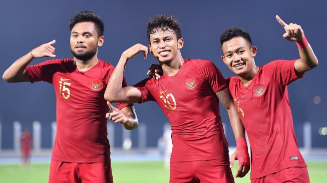 Pemain Timnas U-22 Indonesia Osvaldo Haay (tengah) bersama Sani Rizki (kanan) dan Saddil Ramdani melakukan selebrasi usai mencetak gol ke gawang Timnas Laos dalam pertandingan Grup B SEA Games 2019 di Stadion City of Imus Grandstand, Filipina, Kamis (5/12/2019). Timnas U-22 Indonesia berhasil melaju semifinal setelah mengalahkan Laos 4-0. ANTARA FOTO/Sigid Kurniawan