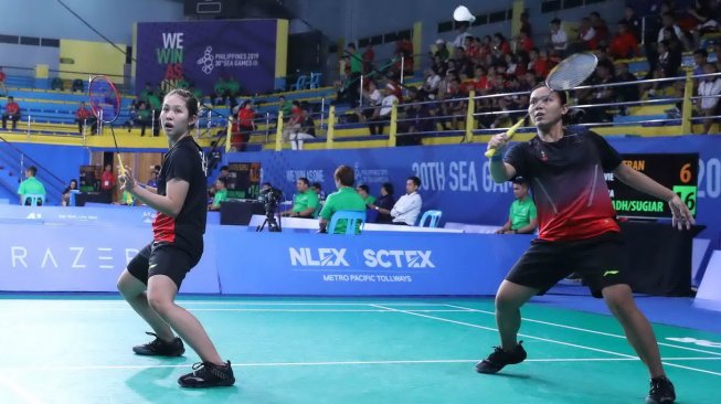 Pasangan ganda putri Indonesia, Siti Fadia Silva Ramadhanti/Ribka Sugiarto, melaju ke babak perempat final SEA Games 2019 usai kalahkan wakil Vietnam, Nhu Thao Pham/Thi Phuong Thuy Tran, Jumat (5/12). [Humas PBSI]